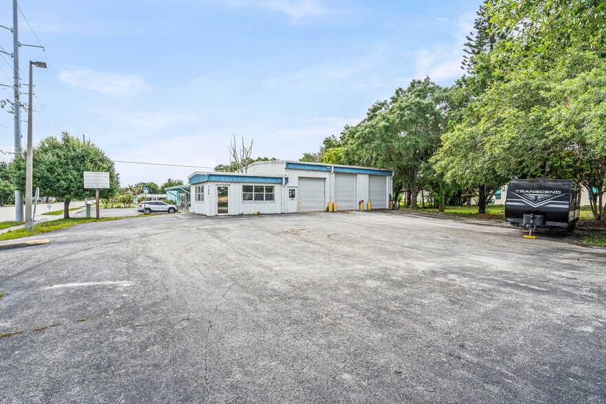 More Photos Of 725 12th St, Vero Beach Auto Repair For Sale