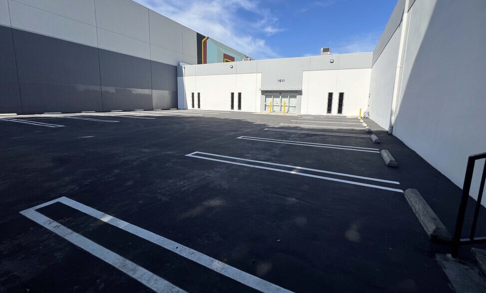 More Photos Of 1609-1611 E 15th St, Los Angeles Warehouse For Sale