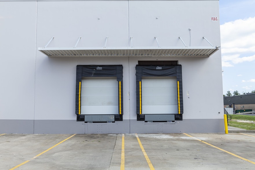 More Photos Of 901 Pleasant Valley Ave, Mount Laurel Warehouse For Lease