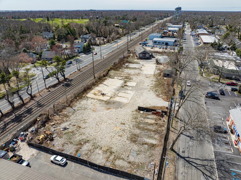 More Photos Of 245 Orinoco Dr, Brightwaters Garden Center For Sale