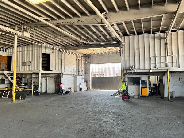 More Photos Of 2021 E 25th St, Los Angeles Manufacturing For Sale