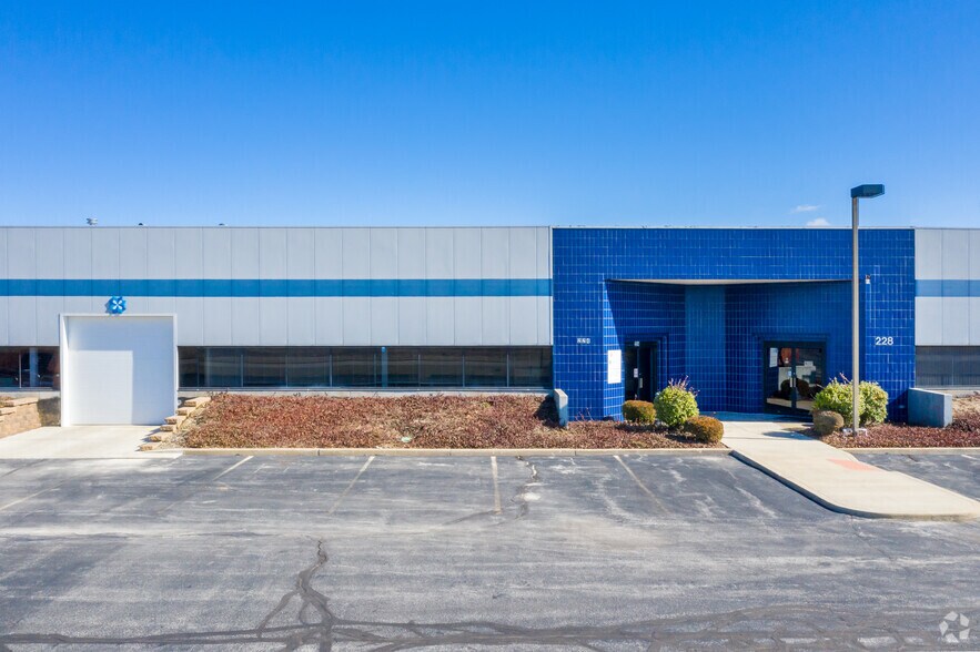 More Photos Of 200-236 Turner Blvd, Saint Peters Showroom For Lease