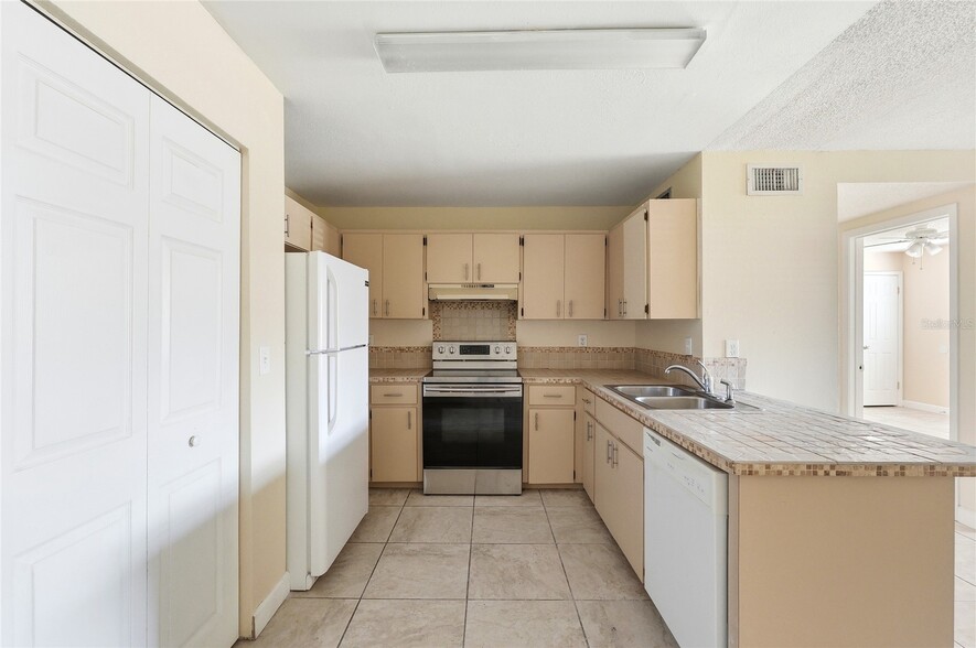 More Photos Of 2300 W Cannon Ter NW, Winter Haven Apartments For Sale