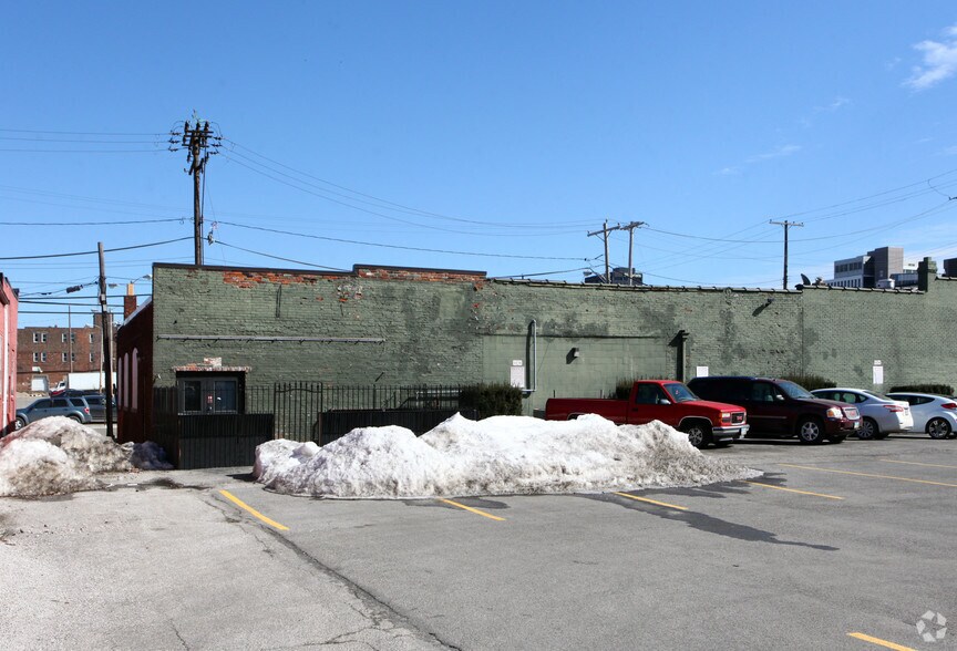 More Photos Of 145 N 5th St, Columbus Bar For Lease