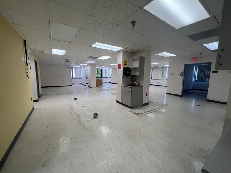 More Photos Of 420 Tamiami Trl S, Venice Medical For Sale