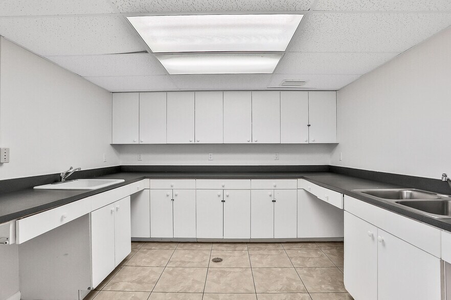 More Photos Of 162 Peninsula Dr S, Daytona Beach Medical For Sale