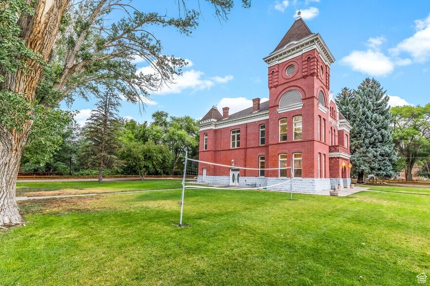 More Photos Of 21 Main St, Junction Specialty For Sale