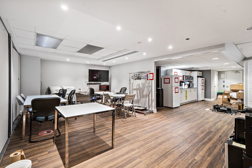 More Photos Of 5275-5285 Ch Queen-Mary, Montréal Office For Sale