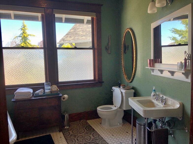 More Photos Of 7809 NE Everett St, Portland Religious Facility For Sale