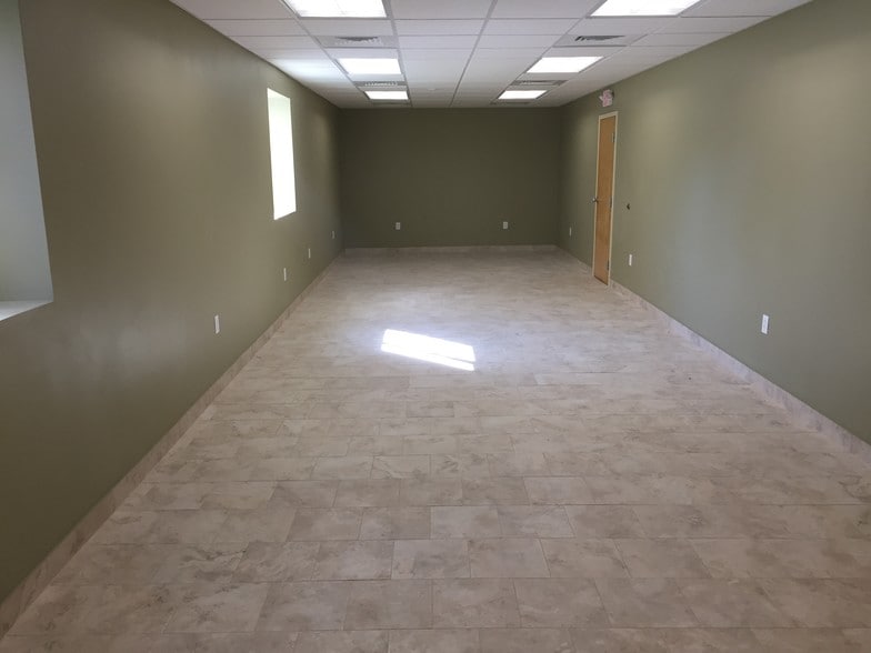 More Photos Of 160-162 Cross St, Winchester Distribution For Lease