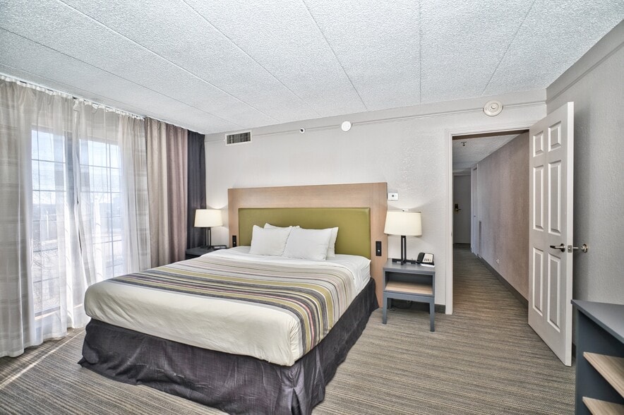 More Photos Of 2280 N Barrington Rd, Hoffman Estates Hotel For Sale