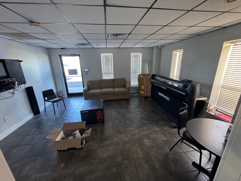 More Photos Of 2370 Covington Cv, Memphis Auto Repair For Lease