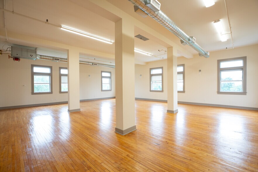 More Photos Of 1111 W 39th St, Kansas City Office For Lease