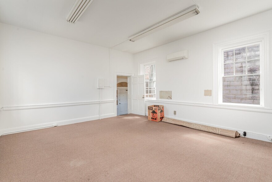 More Photos Of 826 Caroline St, Fredericksburg Storefront Retail Office For Lease