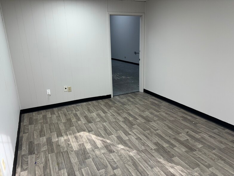 More Photos Of 1388 Chattahoochee Ave, Atlanta Light Distribution For Lease