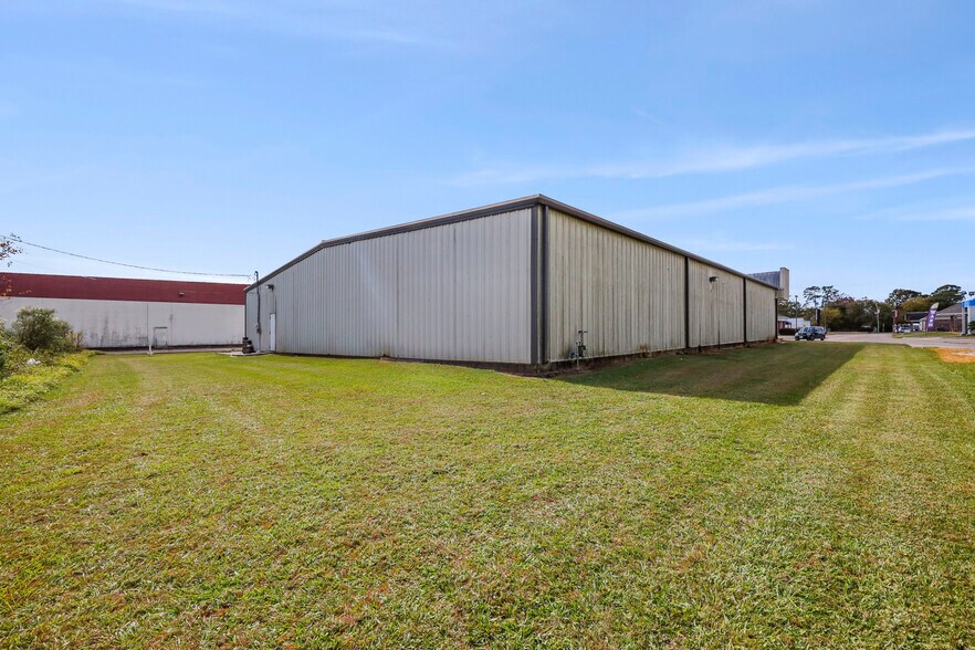 More Photos Of 1390 N Main St, Vidor General Retail For Lease