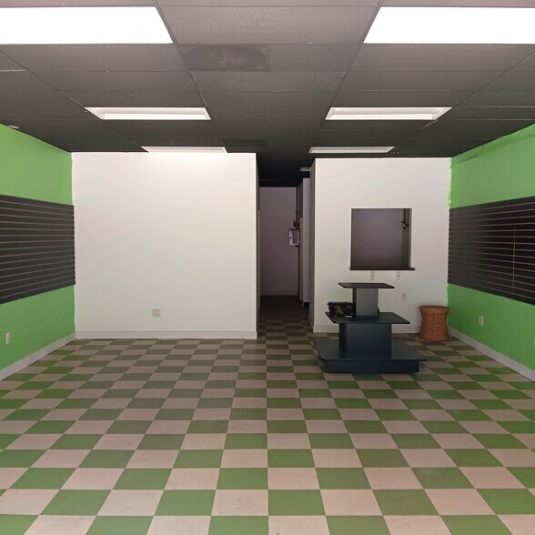 Primary Photo Of 1001 S Broadway, Los Angeles Storefront For Lease