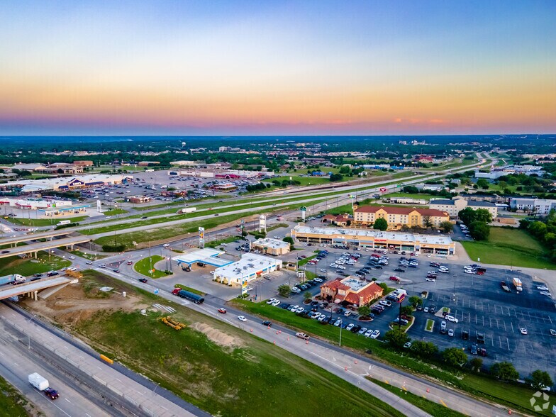 More Photos Of 2916 N US Highway 75, Sherman Storefront For Lease