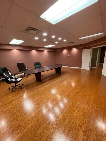 More Photos Of 27 Gary St, Carnegie Light Distribution For Lease