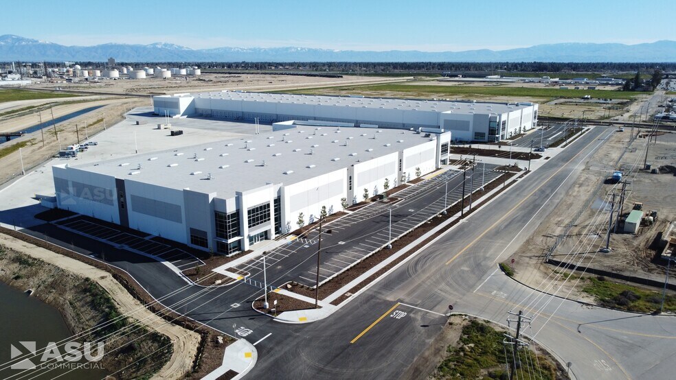 More Photos Of 2204 Coffee Rd, Bakersfield Showroom For Lease