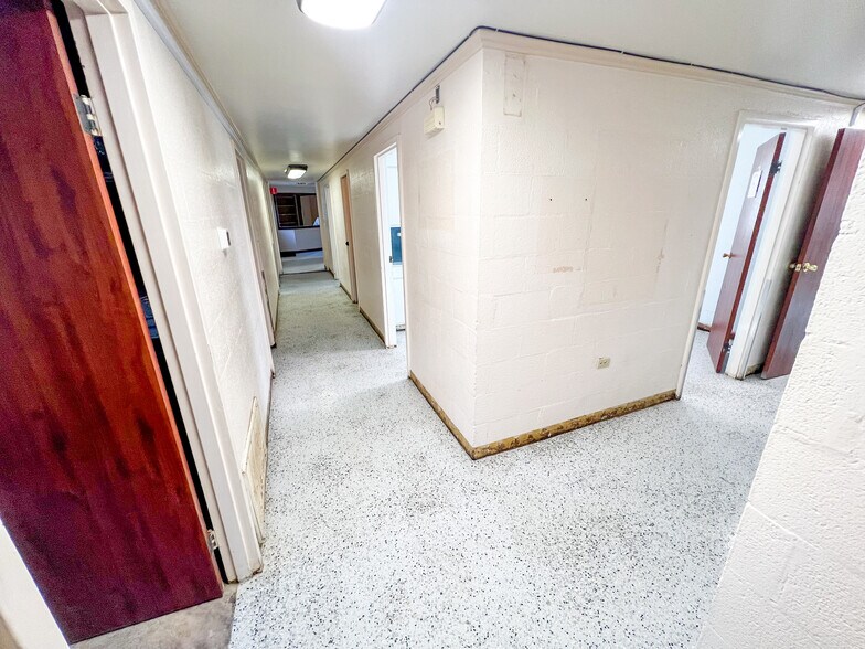 More Photos Of 3400 N Big Spring St, Midland Veterinarian Kennel For Sale