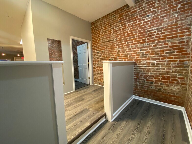 More Photos Of 2514 College Ave, Alton Specialty For Lease