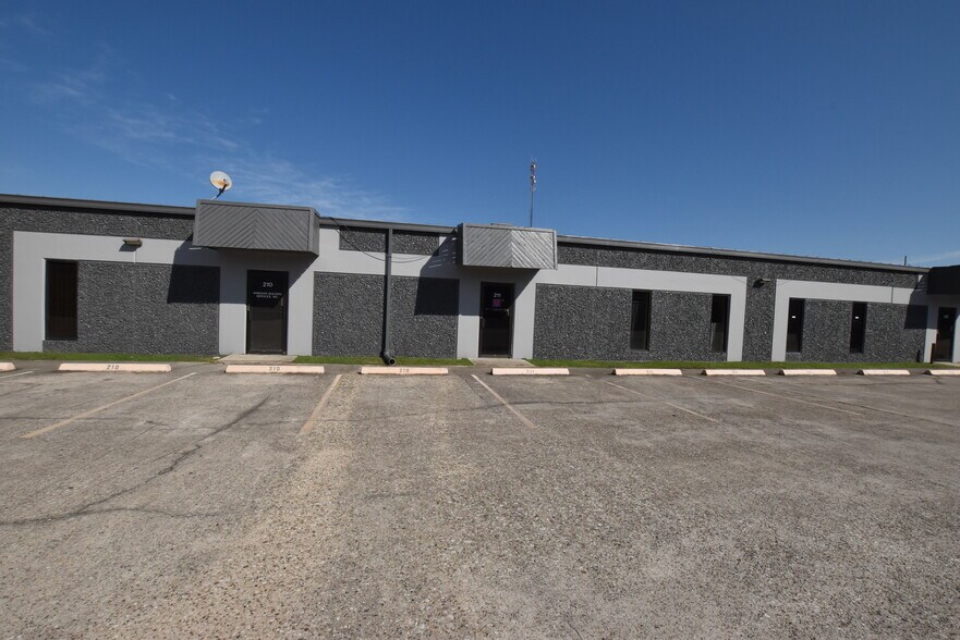 More Photos Of 1300 S Frazier St, Conroe Unknown For Lease