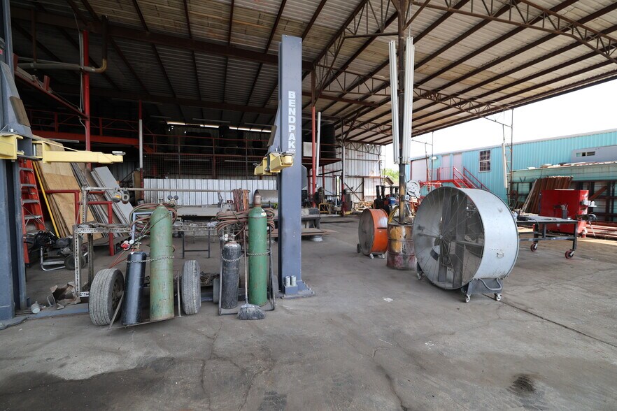 More Photos Of 11420 S State Highway 16, San Antonio Auto Repair For Sale