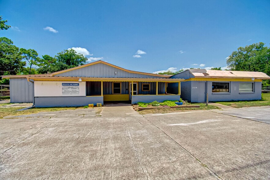 More Photos Of 3019 Dickinson Ave, Dickinson Freestanding For Sale