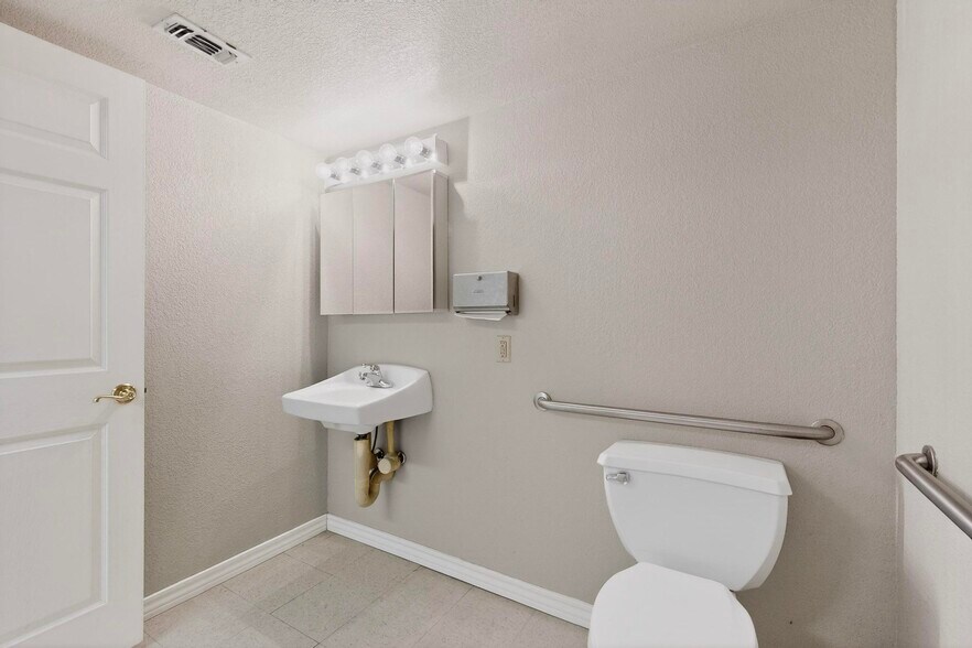 More Photos Of 2620 Carson St, Haltom City Light Distribution For Lease