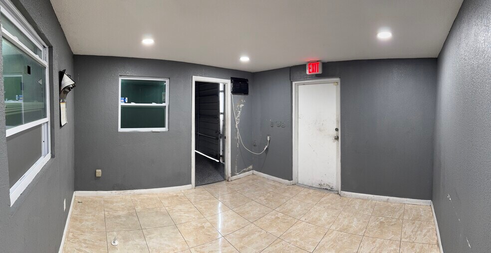 More Photos Of 3901 NE 5th Ter, Oakland Park Warehouse For Lease