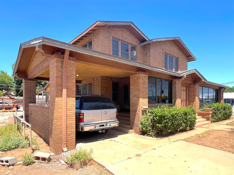 More Photos Of 621 E Broadway St, Altus Office Residential For Sale