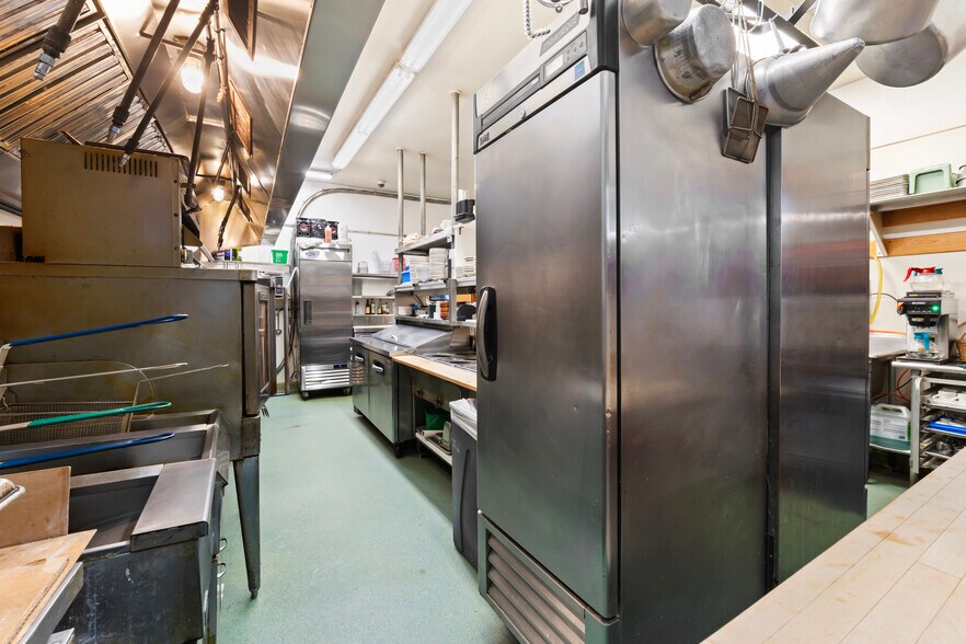 More Photos Of 52 Post Rd, Wells Restaurant For Sale