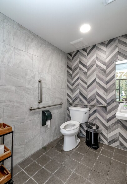 More Photos Of 6747 State Hwy 303 NE, Bremerton Auto Repair For Sale