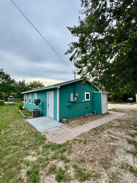 More Photos Of 143 N West St, Bertram Flex For Sale