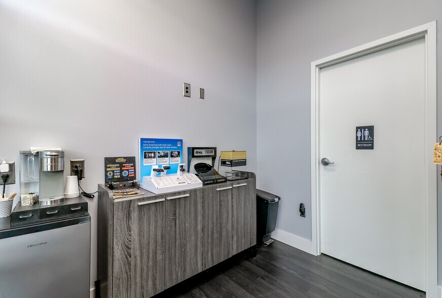 More Photos Of 6747 State Hwy 303 NE, Bremerton Auto Repair For Sale