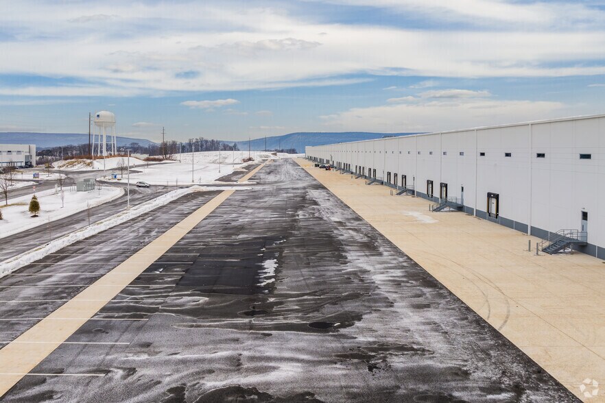 More Photos Of 29 Ludwig Ct, Shoemakersville Distribution For Lease