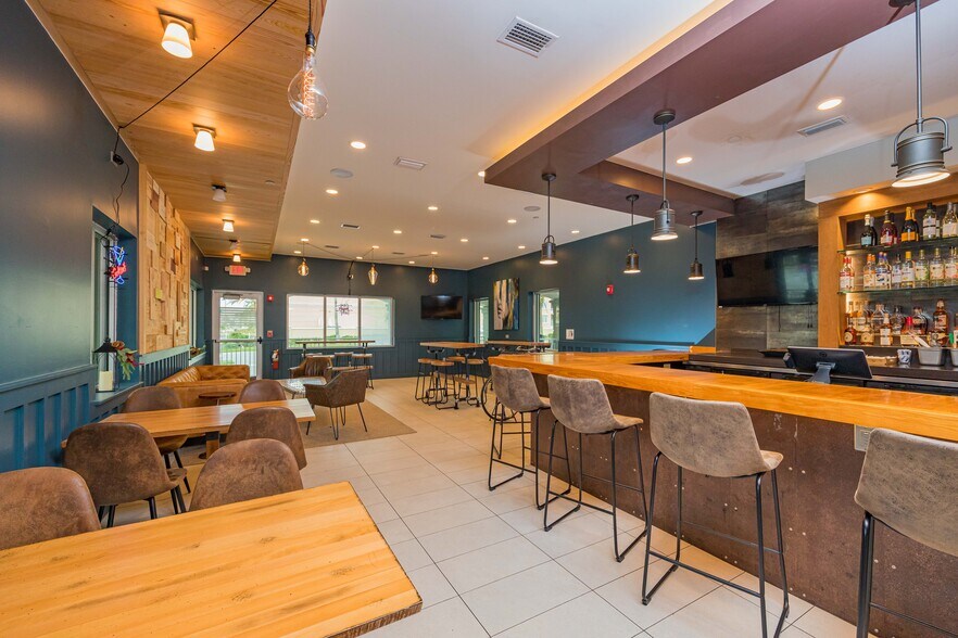 More Photos Of 831 N 1st St, Jacksonville Beach General Retail For Sale