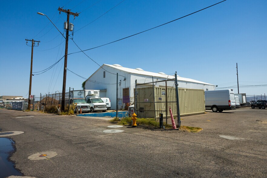 More Photos Of 811 E Jackson St, Phoenix Distribution For Sale