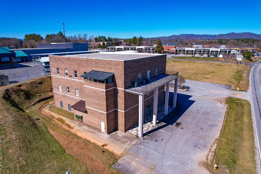 More Photos Of 135 Sugarloaf Rd, Hendersonville Freestanding For Sale