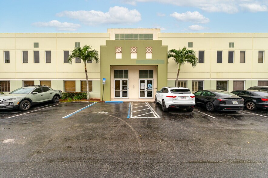 More Photos Of 1200 S Rogers Cir, Boca Raton Warehouse For Lease