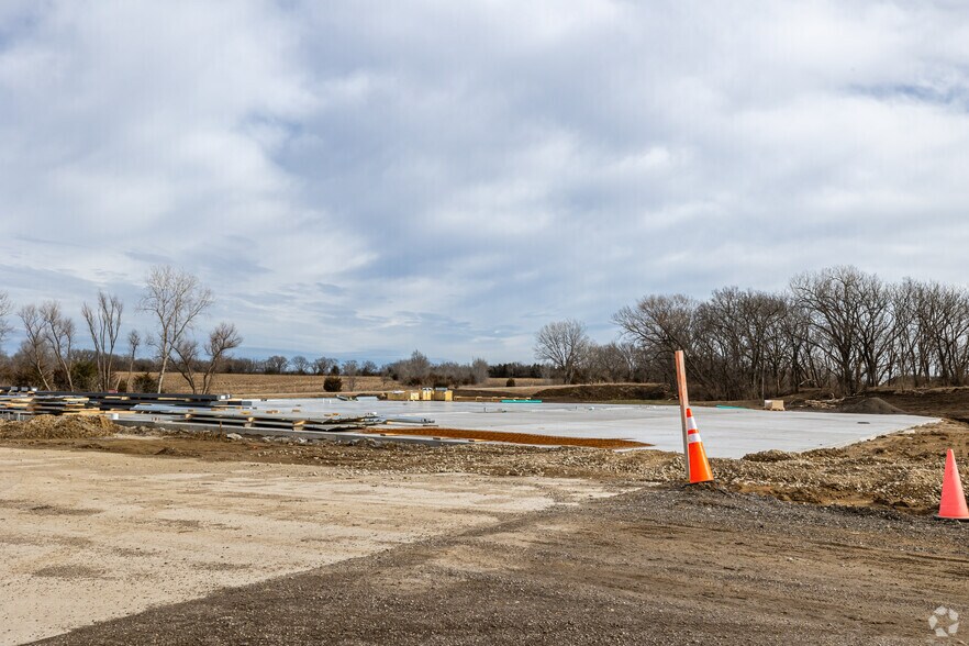 More Photos Of 307 SE 53rd St, Topeka Industrial For Lease