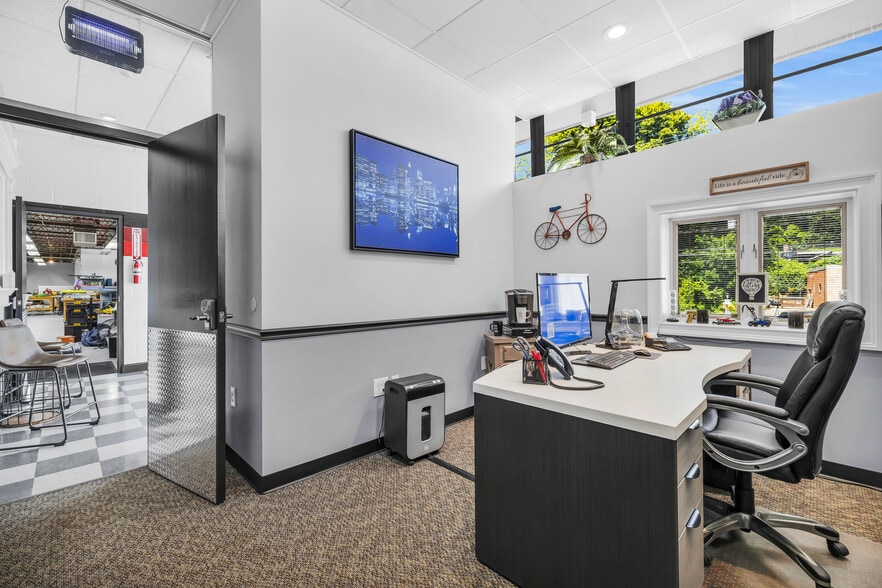 More Photos Of 300 Riverside Ave, Bristol Manufacturing For Sale