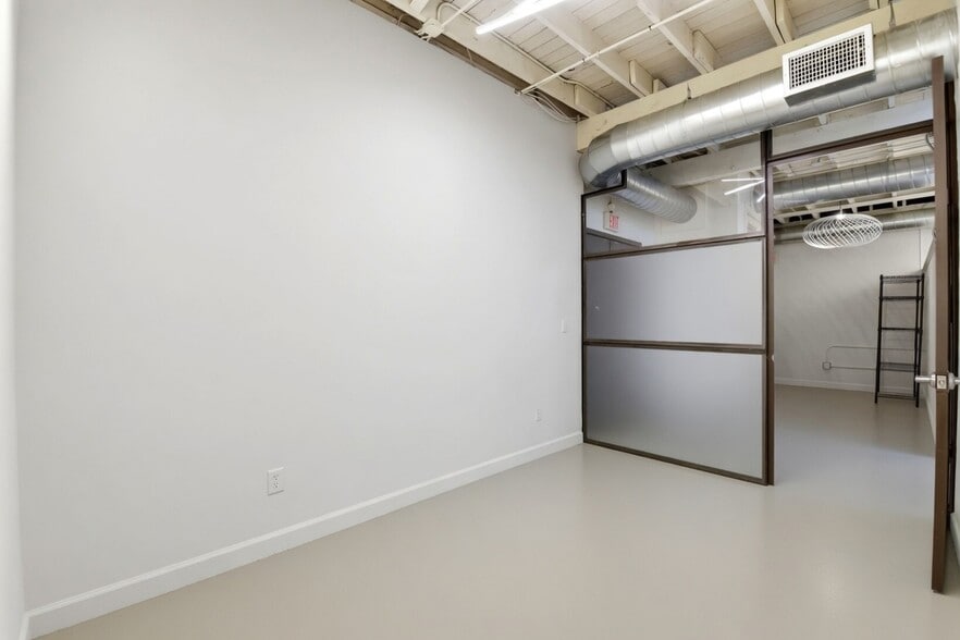 More Photos Of 603 W 11th St, Houston Office For Lease