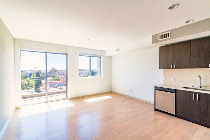More Photos Of 11900 Courtleigh Dr, Los Angeles Apartments For Sale