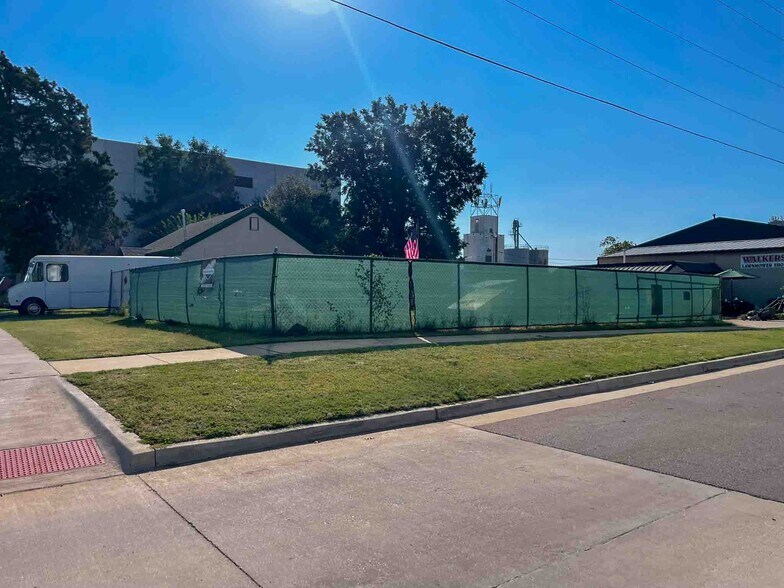 More Photos Of 126 W Main St, Edmond Freestanding For Sale