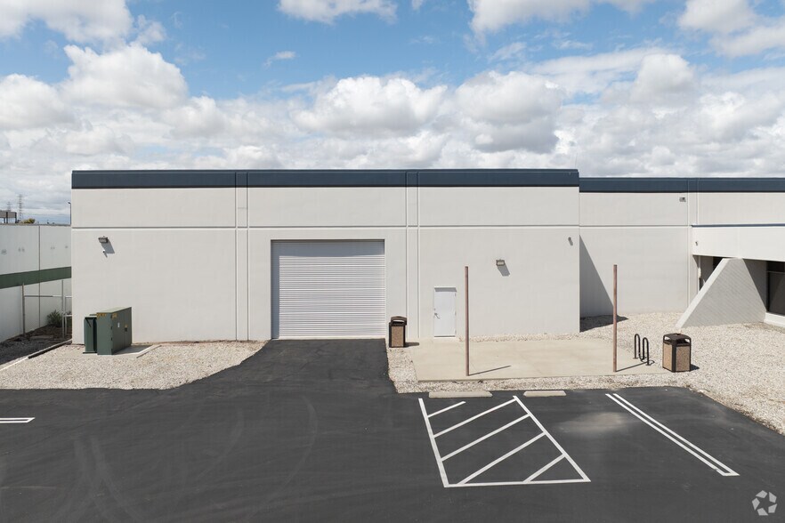 More Photos Of 1161 E Walnut St, Carson Manufacturing For Lease