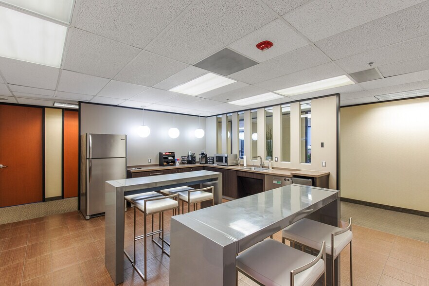 More Photos Of 11811 North Freeway, Houston Office For Lease