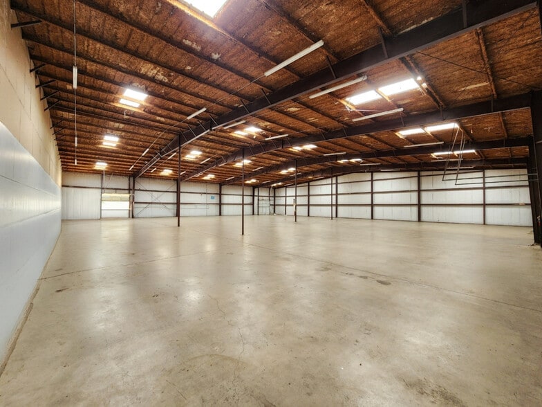 More Photos Of 1841 W Division St, Arlington Industrial For Sale