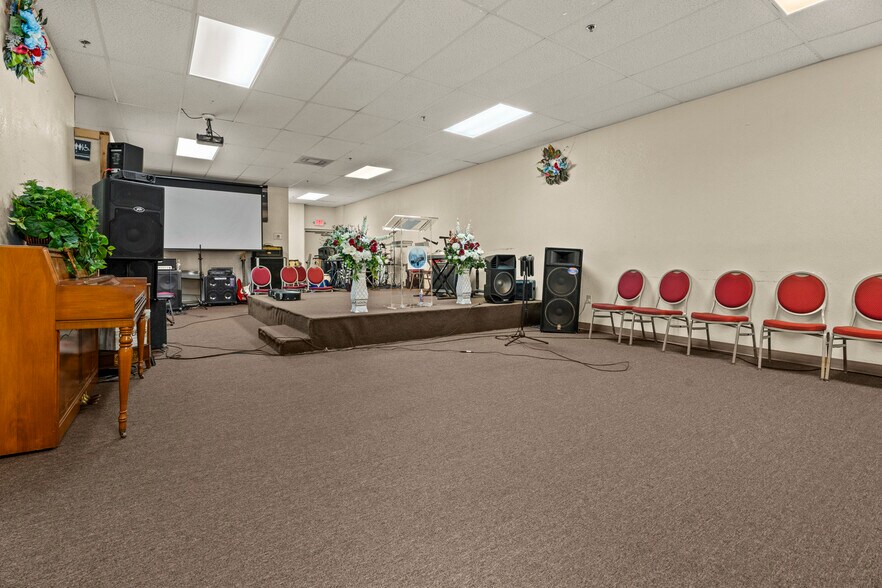 More Photos Of 3239 Old Winter Garden Rd, Orlando Flex For Sale